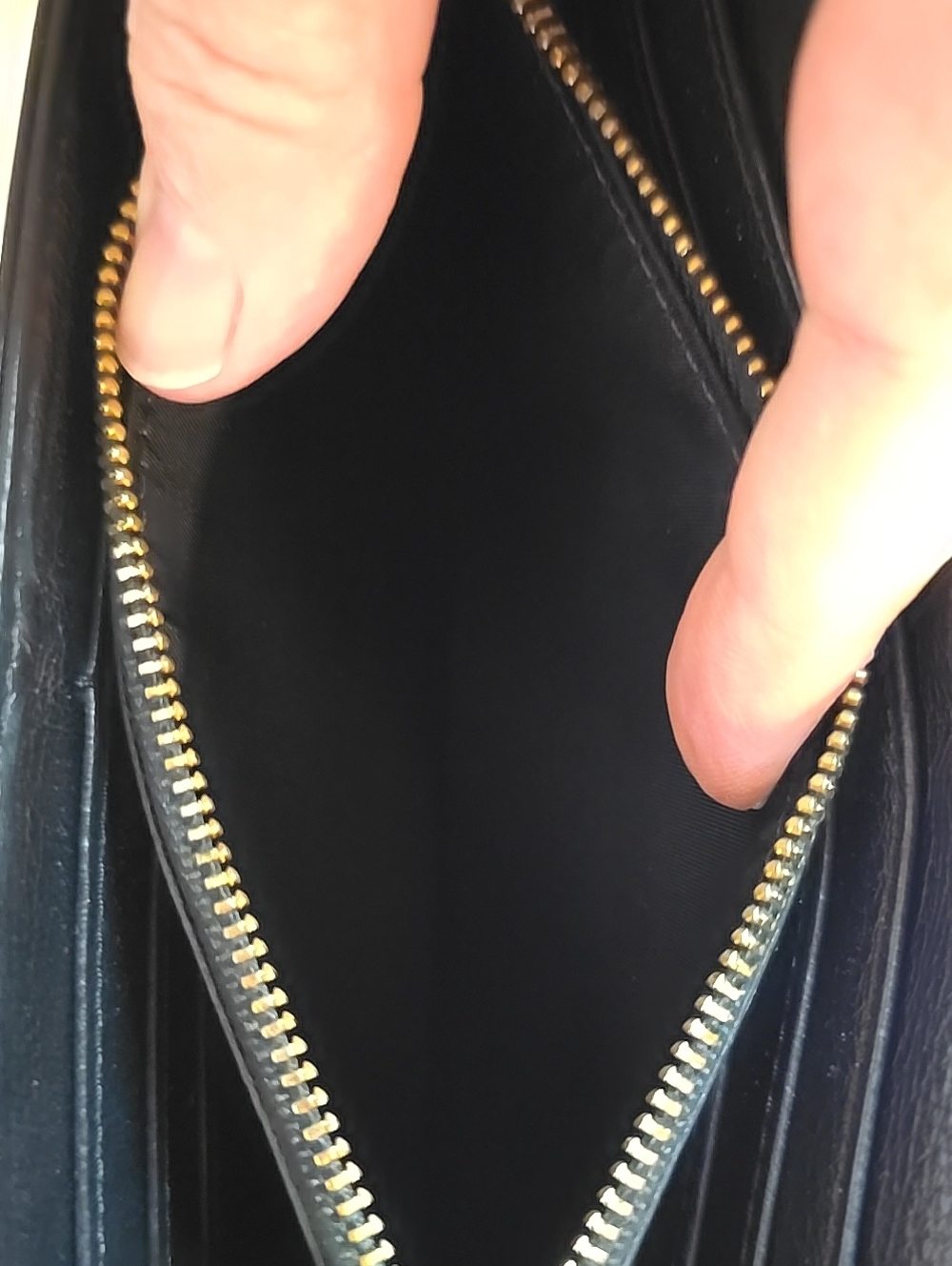 Tory Burch EUC Black Leather Whipstitch Continental Wallet 8x4.5 - Picture 4 of 6
